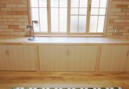 カエデのカウンター付収納と内窓